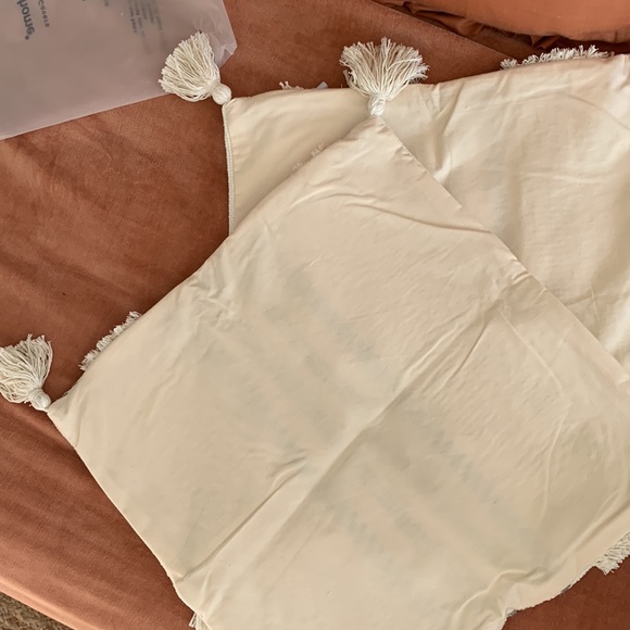 Brand new textured pillow case - Picture 2 of 2